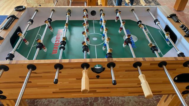 W przerwie od wykładów, nasi kursanci mogą skorzystać z pokoju socjalnego i dla relaksu zagrać.